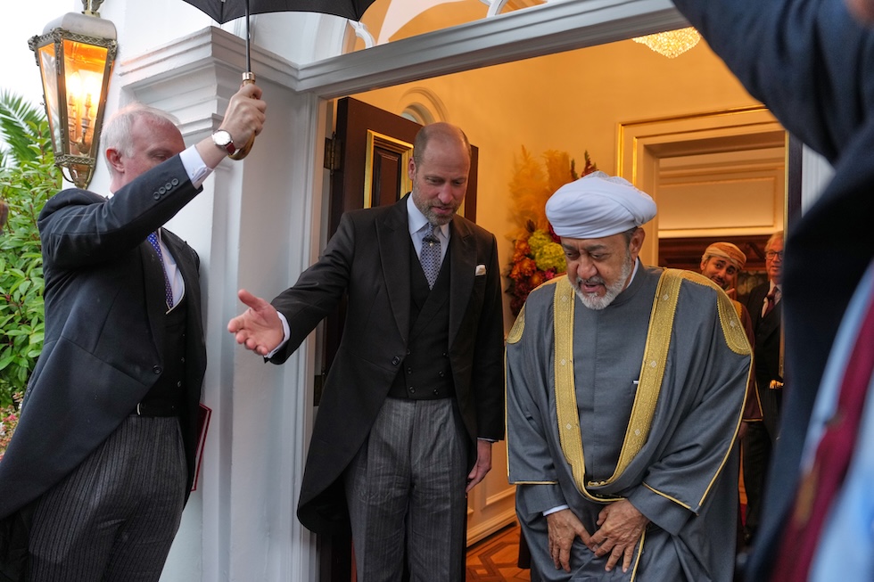 Il principe William insieme al sultano dell’Oman Haitham bin Tarik, nella residenza londinese di quest'ultimo (AP Photo/Kin Cheung)