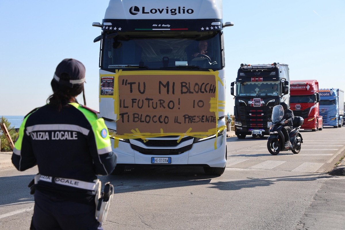 Perché basta bloccare le strade per fermare l’economia al Sud