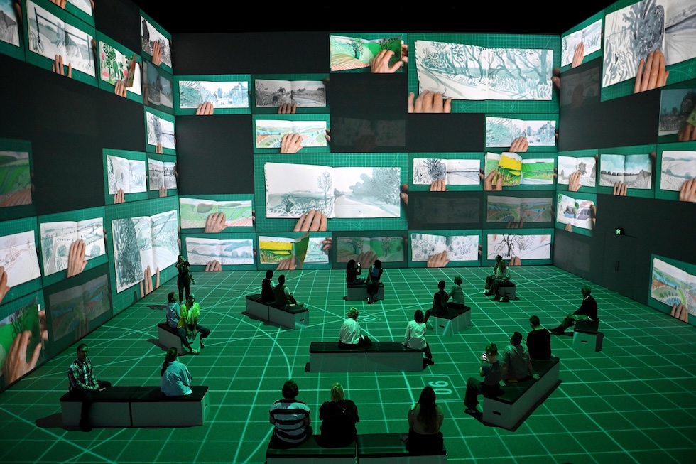 Alcune persone all’anteprima stampa di una mostra immersiva dedicata all’artista britannico David Hockney (EPA/BIANCA DE MARCHI via Ansa)
