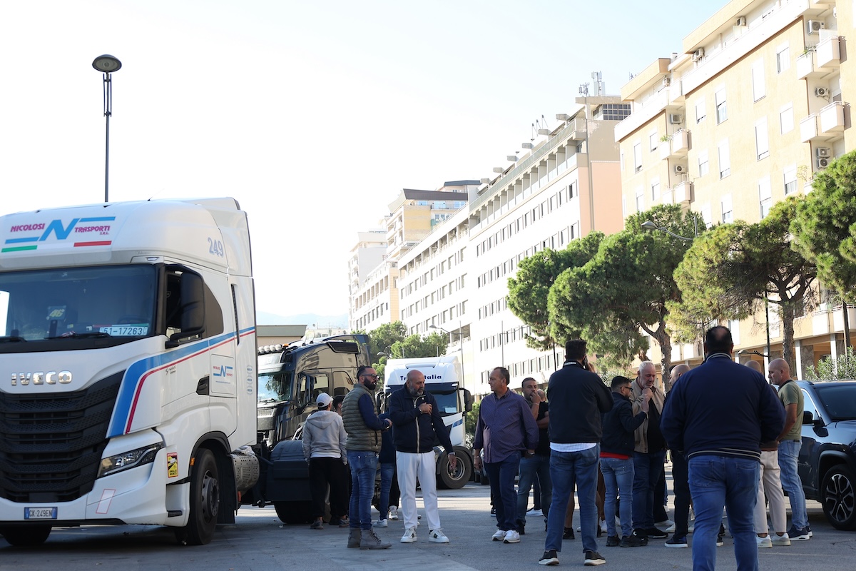 In Sicilia la gran parte degli autotrasportatori riprenderà il servizio, dopo giorni di proteste