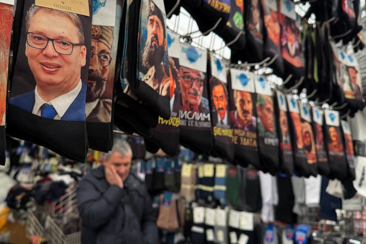 Un paio di calzini con il ritratto di Aleksandar Vučić in vendita a una bancarella del mercato a Belgrado (AP/Darko Vojinovic)