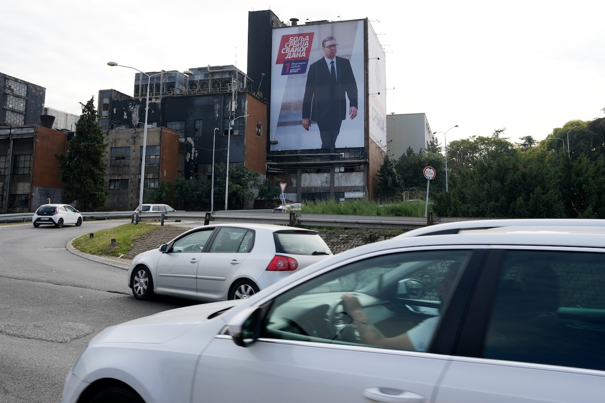 Un manifesto elettorale di Vučić a Belgrado, il 18 ottobre 2026 (AP/Darko Vojinovic)