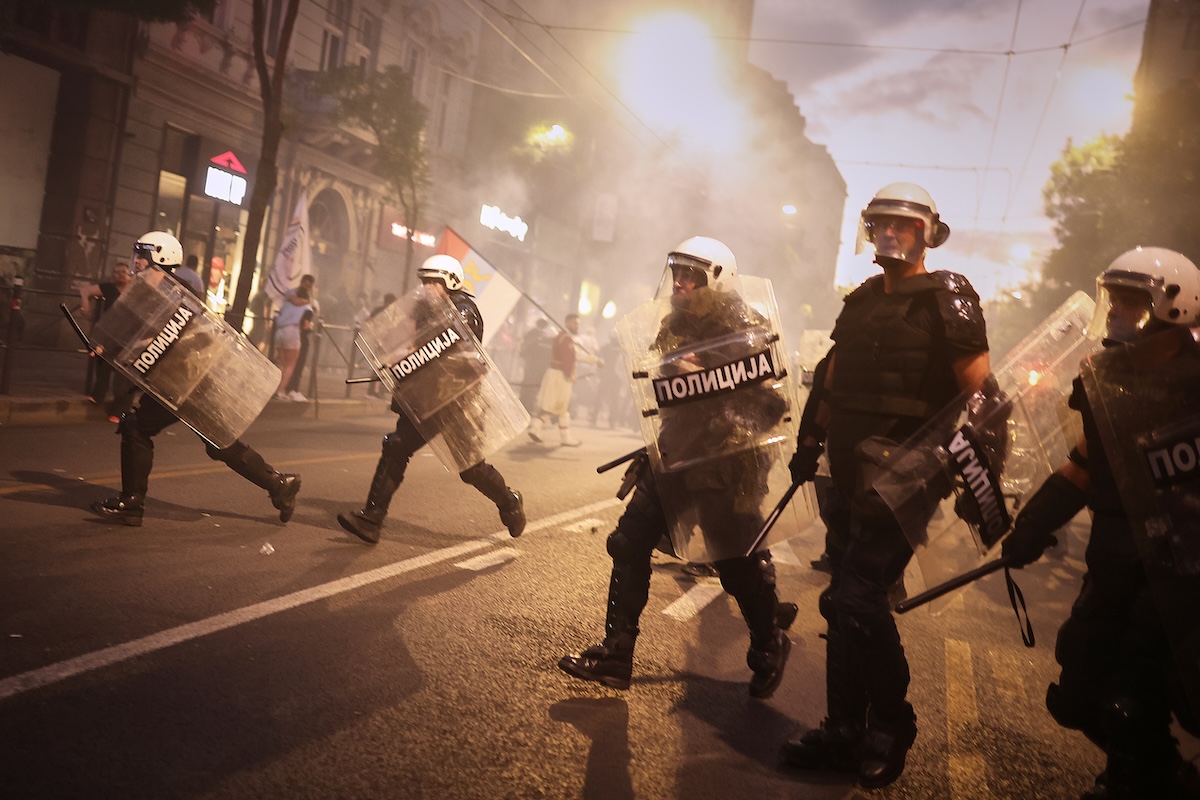 Poliziotti in assetto antisommossa a Belgrado durante una protesta organizzata dal movimento degli studenti, il 23 maggio 2026 (AP/Armin Durgut)