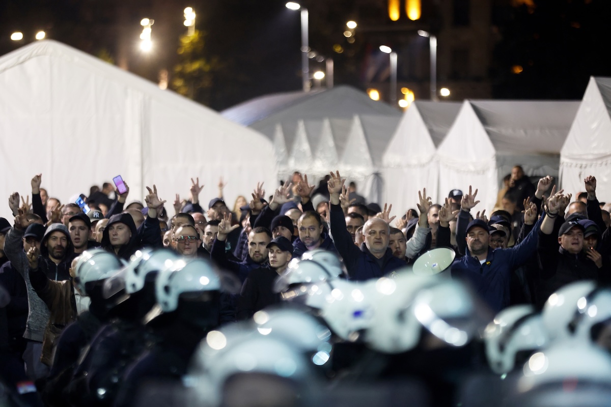 Una protesta di sostenitori dell'SNS e di Vučić, a Belgrado, il 2 novembre 2025 (AP Photo/Marko Drobnjakovic)