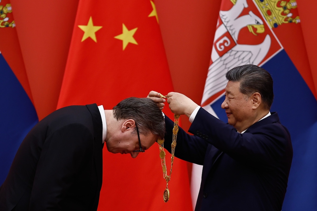 Il presidente cinese Xi Jinping consegna un'onorificenza ad Aleksandar Vučić, a Pechino, il 25 maggio 2026 (AP/Tingshu Wang)