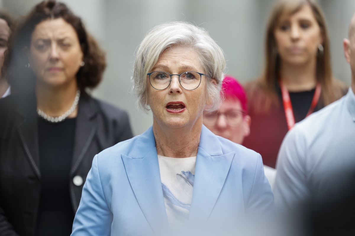 La parlamentare australiana Helen Haines, investita volontariamente lunedì, ha subìto l’amputazione anche della gamba destra