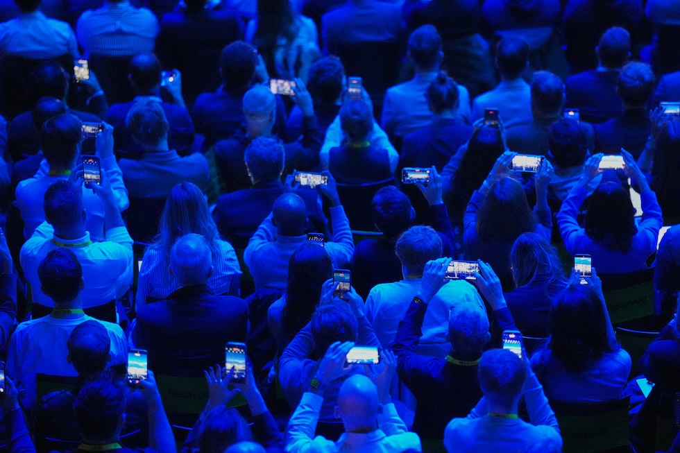 Il pubblico durante il discorso dell’amministratore delegato di Nvidia, Jensen Huang, alla conferenza Nvidia GTC (GPU Technology Conference), organizzata dall’azienda e dedicata all’intelligenza artificiale (AP Photo/Markus Schreiber)