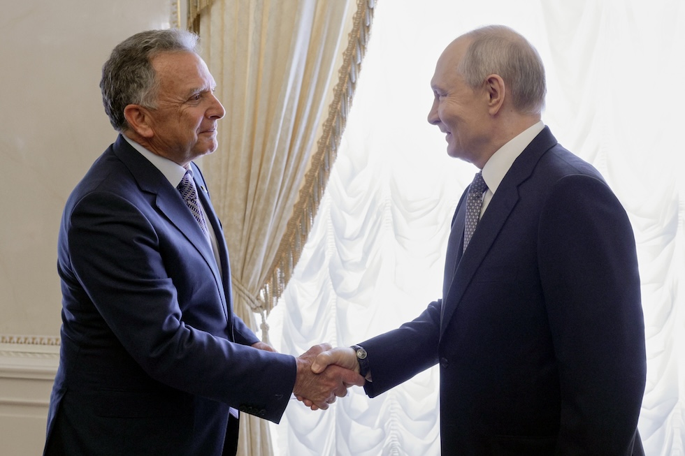 L'inviato speciale degli Stati Uniti Steve Witkoff e il presidente russo Vladimir Putin si stringono la mano prima del loro colloquio al palazzo Konstantin, vicino a San Pietroburgo (Gavriil Grigorov/Sputnik-Kremlin via AP)