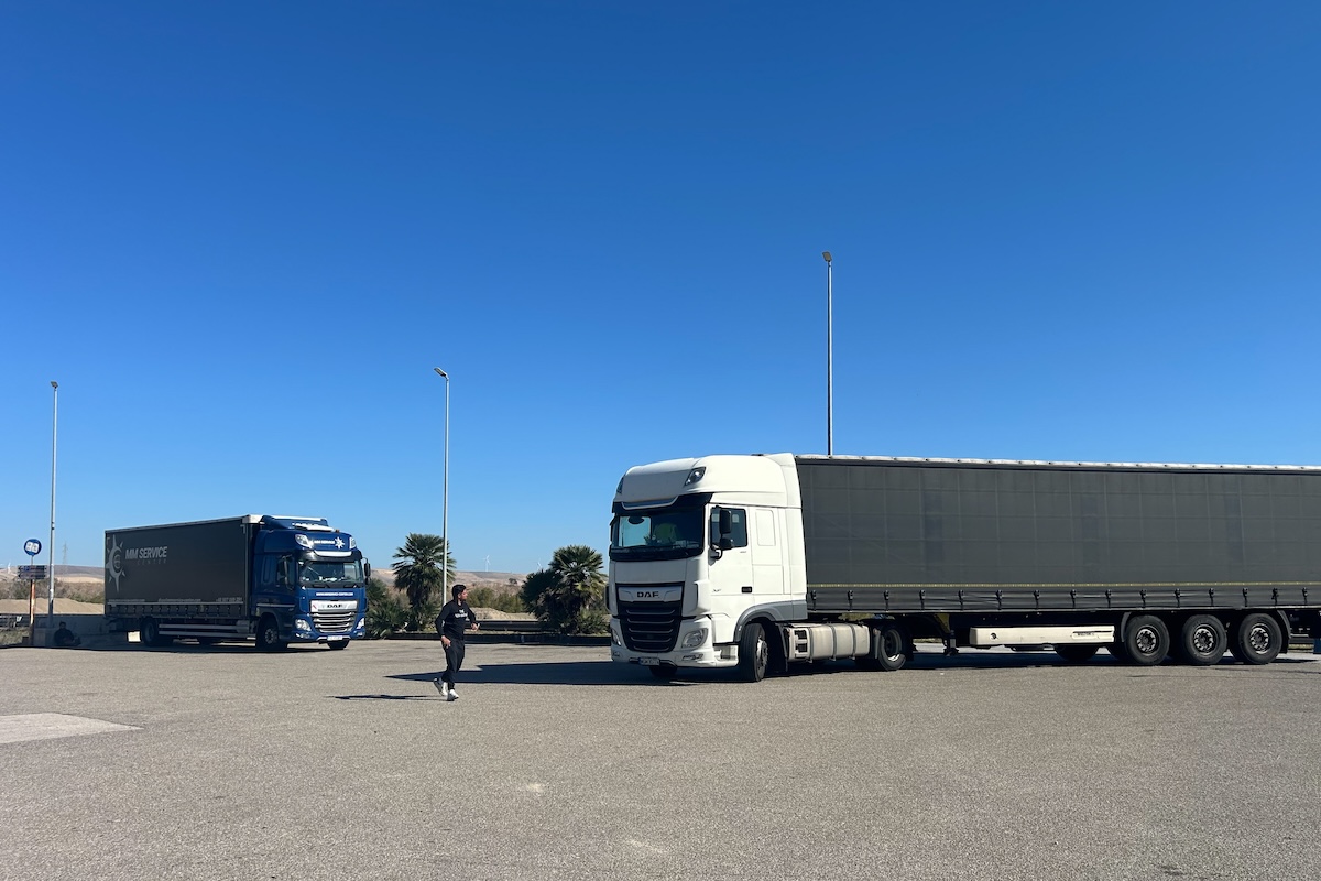 Il piazzale dove vengono deviati i camion fermati a Melfi, in Basilicata (Angelo Mastrandrea/il Post)