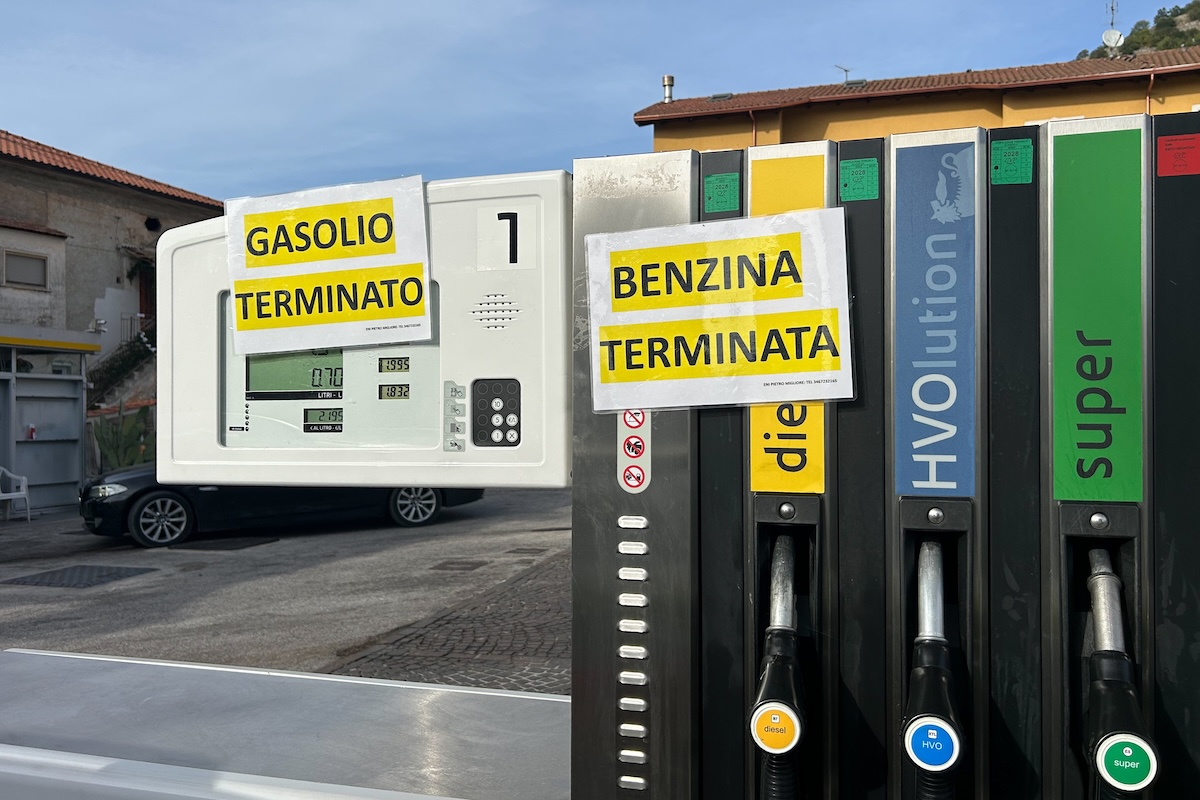 Un distributore senza più benzina a Sala Consilina, in provincia di Salerno (Angelo Mastrandrea/il Post)