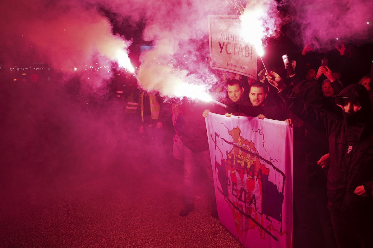 Alcuni studenti con un manifesto contro l'indipendenza del Kosovo a Kragujevac, il 14 febbraio 2025 (AP/Darko Vojinovic)