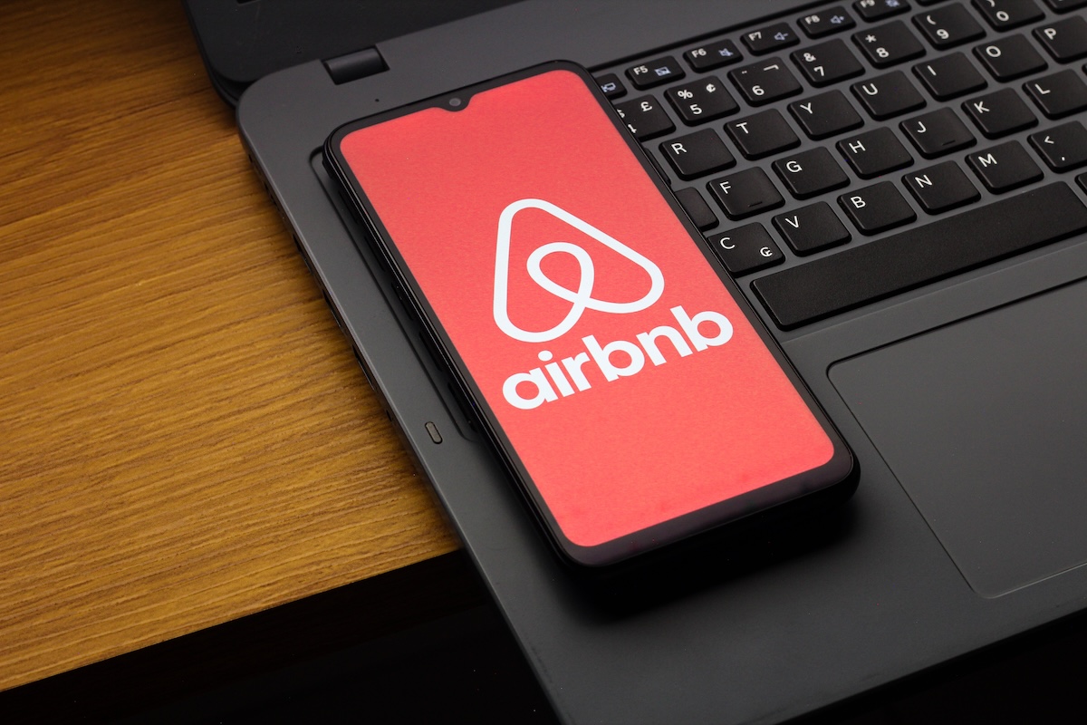 Gli host di Airbnb non potranno più chiedere di lavare i piatti o buttare l’immondizia