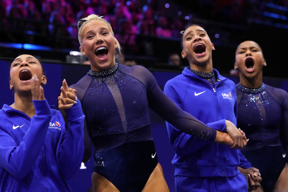 Da sinistra: Hezly Rivera, Reese Esponda, Charleigh Bullock e Skye Blakely fanno il tifo per la compagna di squadra Claire Pease durante l’esercizio al corpo libero nella finale a squadre femminile dei Mondiali di ginnastica artistica (AP Photo/Francisco Seco)