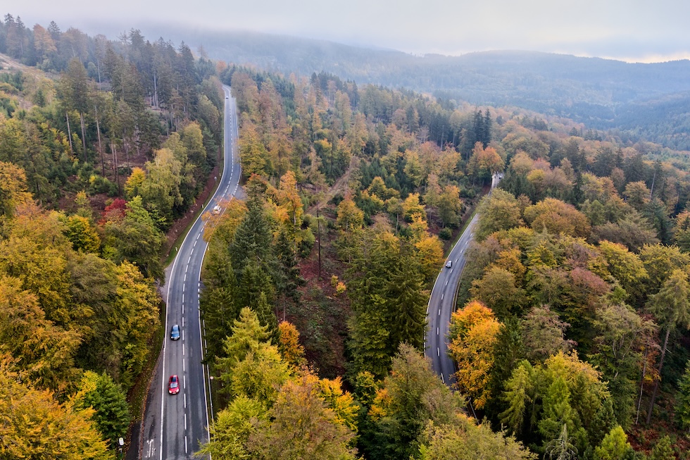 Automobili sulle strade che attraversano i boschi della regione del Taunus (AP Photo/Michael Probst)