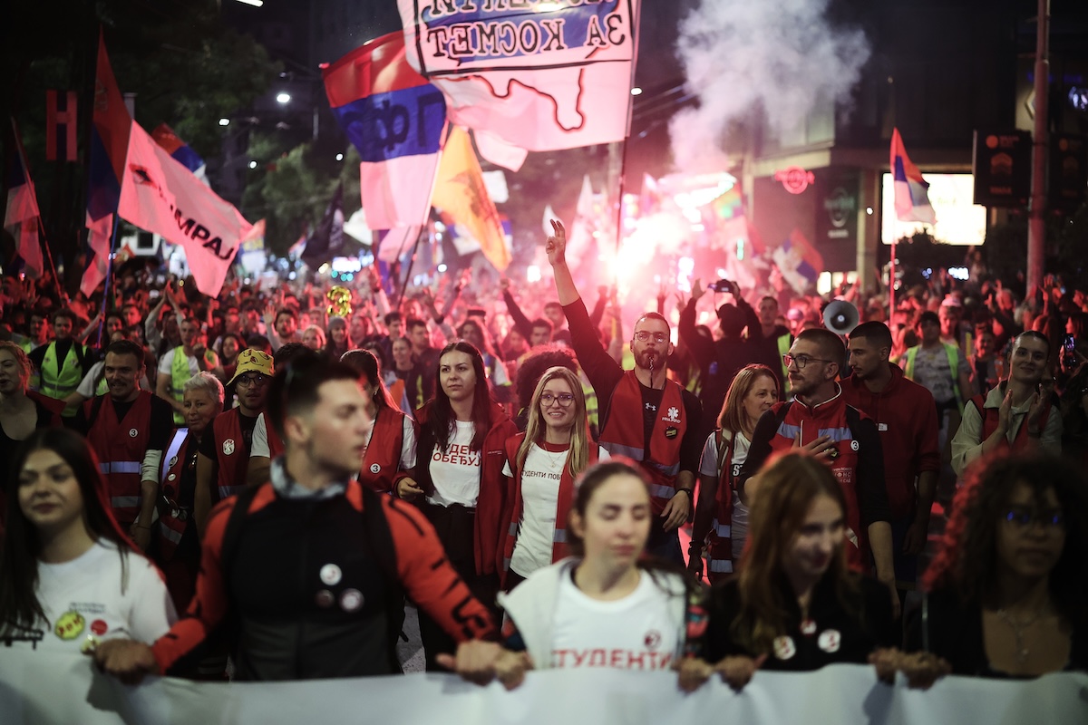 Sostenitori del movimento degli studenti a Belgrado, il 21 ottobre 2026 (AP/Armin Durgut)