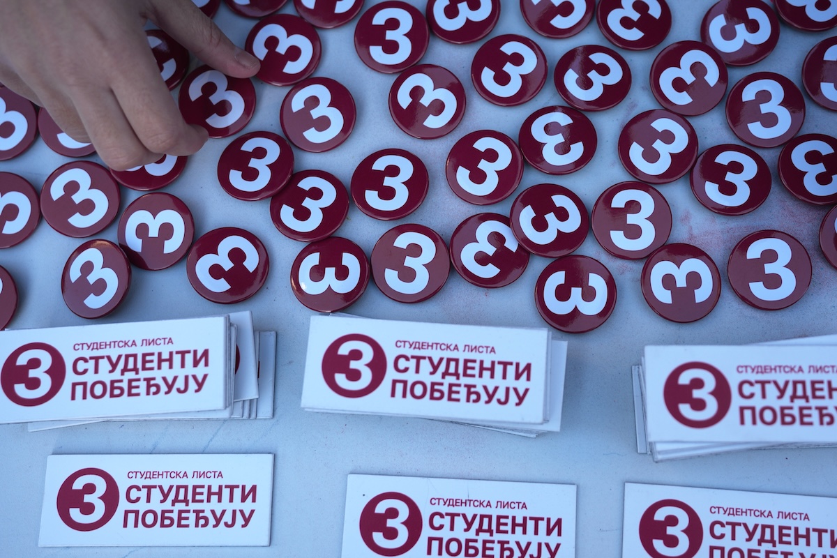 Spillette e adesivi della lista degli studenti a Belgrado il 16 ottobre. La lista studentesca è la numero 3 sulle schede elettorali (AP/Darko Vojinovic)