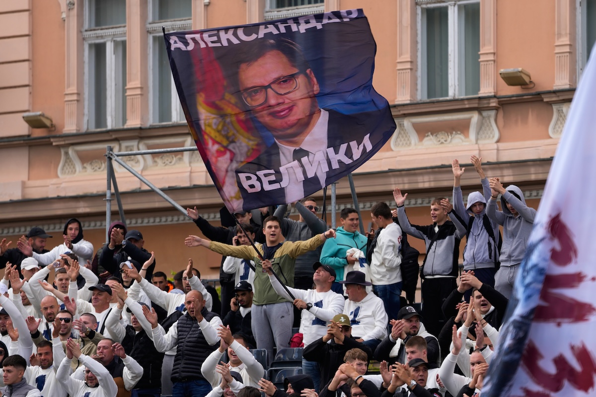 Sostenitori di Vucic a un evento della sua campagna elettorale, il 16 ottobre 2026 (AP Photo/Darko Vojinovic)