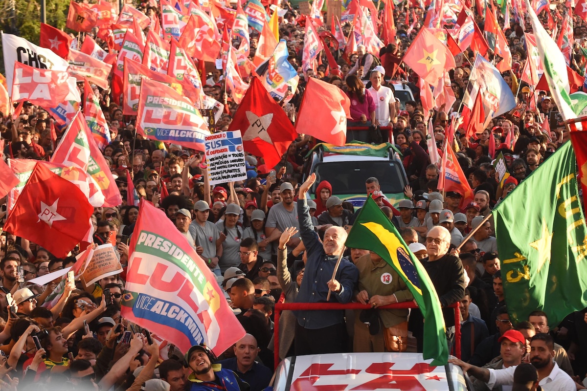 Lula durante una grande manifestazione a Porto Alegre, il 19 ottobre (EPA/RICARDO RIMOLI)