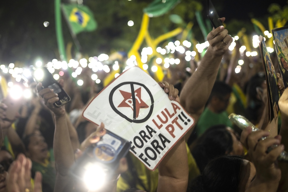 Un cartello che dice «Fuori Lula, fuori il PT», cioè il suo partito, durante una manifestazione della destra a Manaus, il 19 ottobre (EPA/RAPHAEL ALVES)