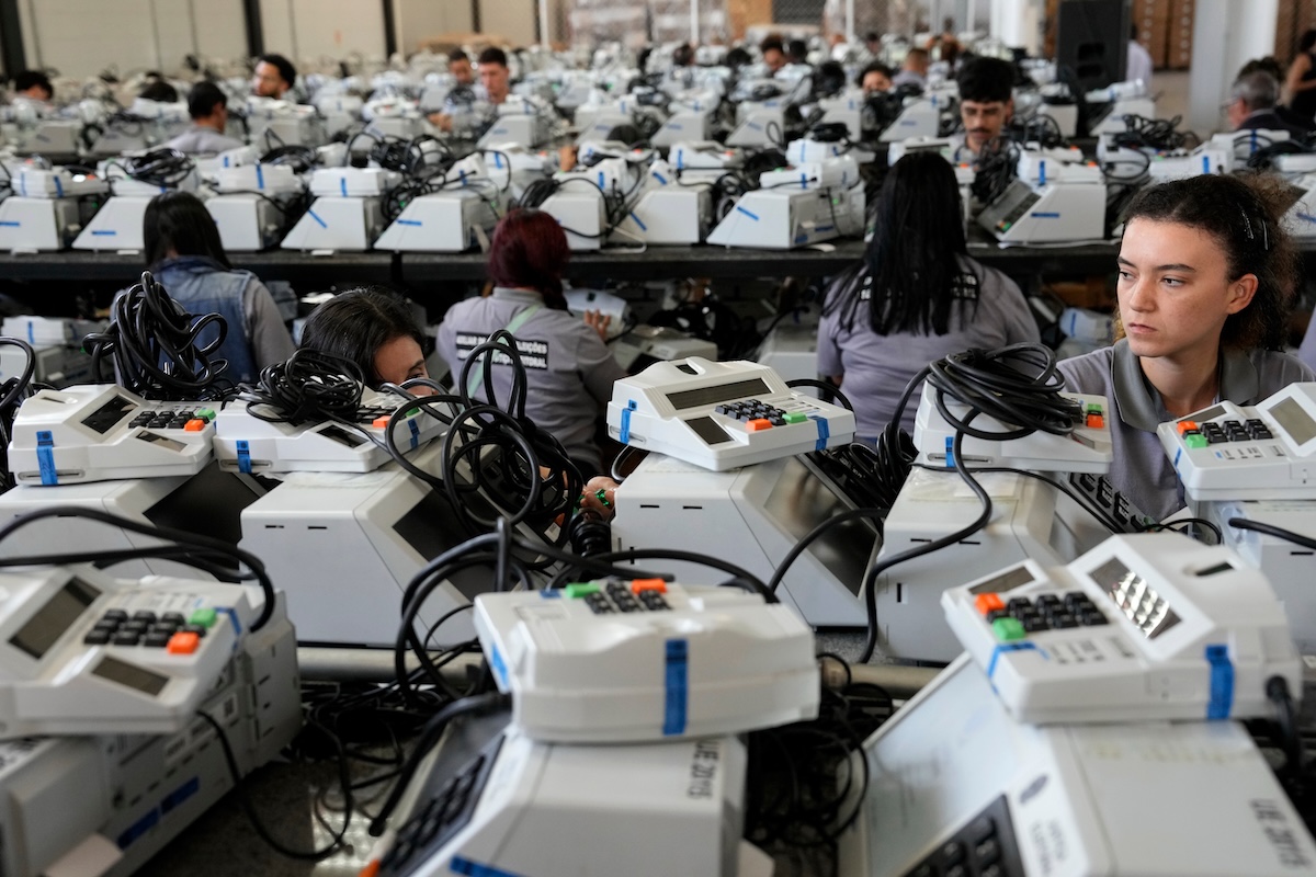 Macchine per il voto elettronico a Brasilia, il 20 ottobre (AP Photo/Eraldo Peres)