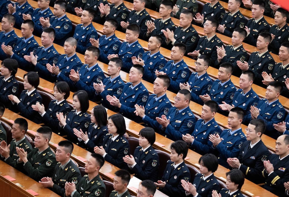 Ufficiali militari durante la commemoriazione del 90esimo anniversario della Lunga Marcia dell’Armata Rossa nella Grande Sala del Popolo (Li Tao/Xinhua/Abaca via Ansa)
