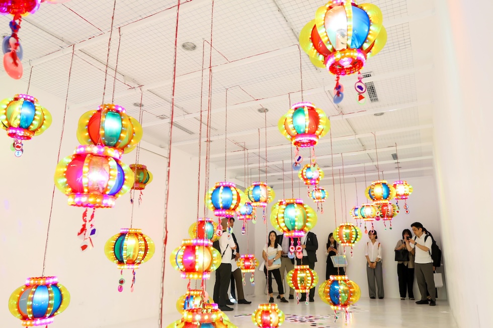 Visitatori alla mostra "Spinning Ghost Colors" dell’artista contemporaneo giapponese Kito Kengo al Japan Foundation Center for Cultural Exchange, un centro che promuove la cultura giapponese e gli scambi culturali tra Giappone e Vietnam (EPA/LUONG THAI LINH via Ansa)
