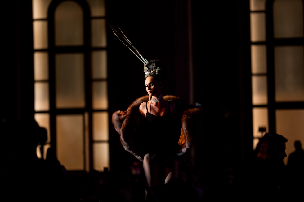 Una modella sfila durante l’Atypic Beauty Gala, un evento che promuove l’inclusione delle persone con disabilità e le pari opportunità (AP Photo/Andreea Alexandru)
