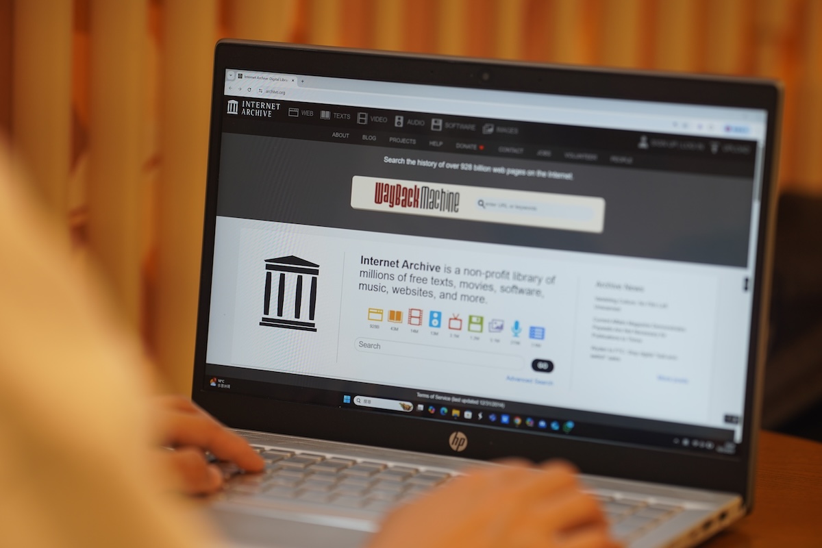 Una persona consulta Wayback Machine su un pc
