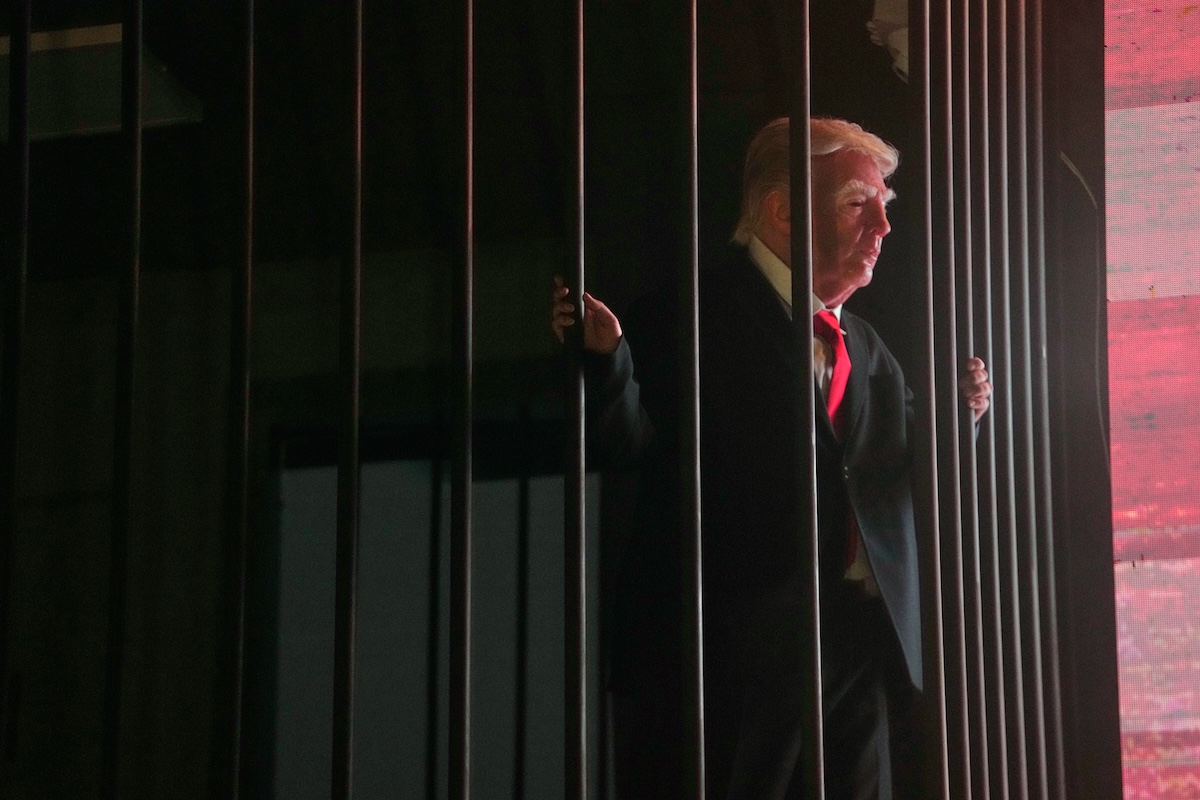Leggi l'articolo: L’installazione con una persona vestita da Trump in prigione, per strada a Teheran