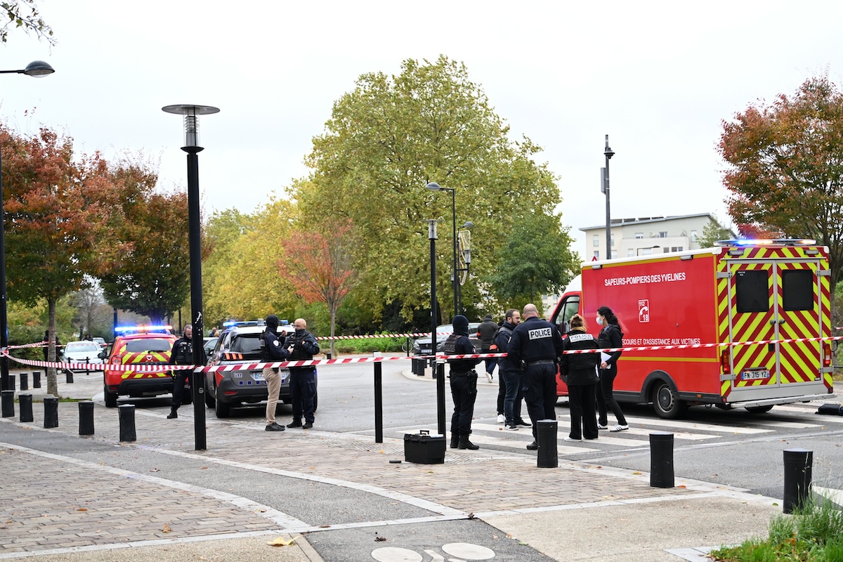 Vicino a Parigi un uomo ha ucciso una persona e ne ha ferite quattro sparando per strada: il ministro dell’Interno lo ha definito terrorismo