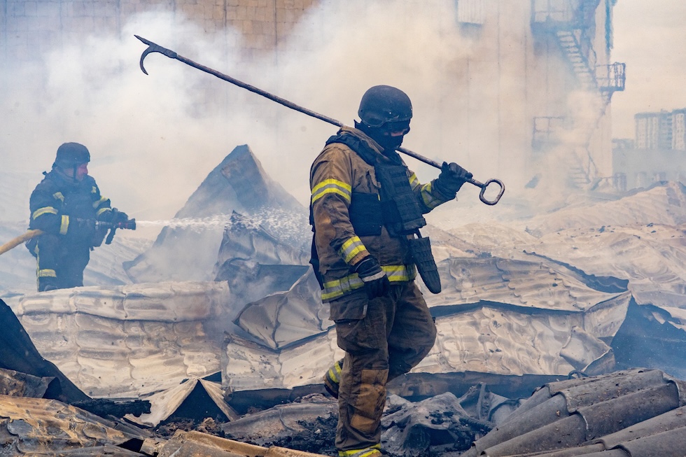 Soccorritori sul tetto di un edificio danneggiato da un attacco aereo russo (AP Photo/Andrii Marienko)