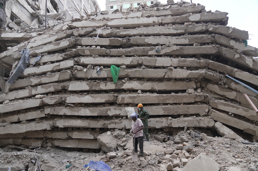 Forze di sicurezza e protezione civile al lavoro dopo il crollo di un edificio di più piani (AP Photo/Brian Inganga)
