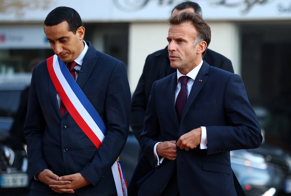 Il sindaco di Trappes, Ali Rabeh, e il presidente francese Emmanuel Macron mentre camminano vicini