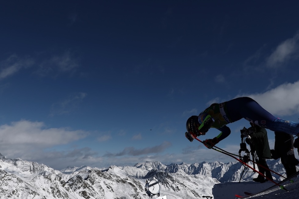La statunitense Mikaela Shiffrin prima di iniziare uno slalom gigante di Coppa del Mondo di sci alpino femminile. (AP Photo/Gabriele Facciotti)
