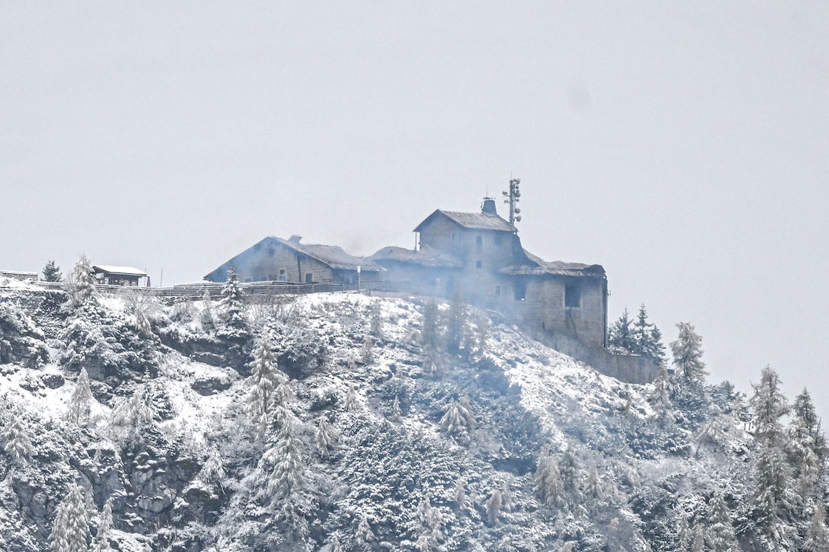 C’è stato un grande incendio in un’ex residenza di montagna di Adolf Hitler in Baviera