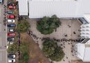Persone in fila all’esterno di un seggio elettorale