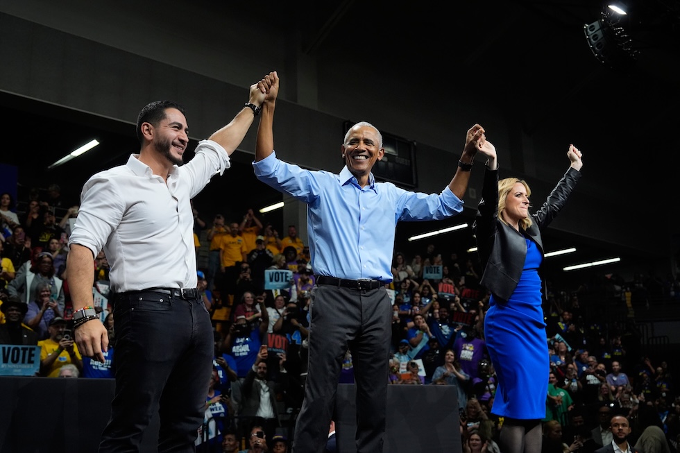 L’ex presidente degli Stati Uniti Barack Obama, al centro, con alla sua sinistra Abdul El-Sayed, candidato democratico al Senato, e alla sua destra Jocelyn Benson, candidata democratica a governatrice del Michigan, durante un evento elettorale.(AP Photo/Paul Sancya)