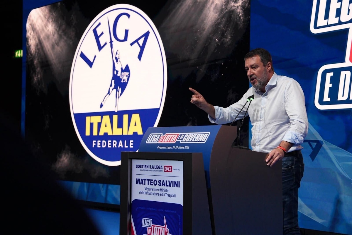 Leggi l'articolo: Il nuovo simbolo della Lega proposto da Salvini, senza il nome di Salvini