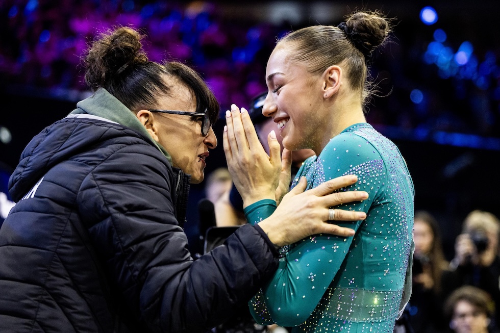 L'algerina Kaylia Nemour festeggia la vittoria alla trave nelle finali per attrezzi dei Campionati mondiali di ginnastica (ANSA/EPA/Iris van den Broek)