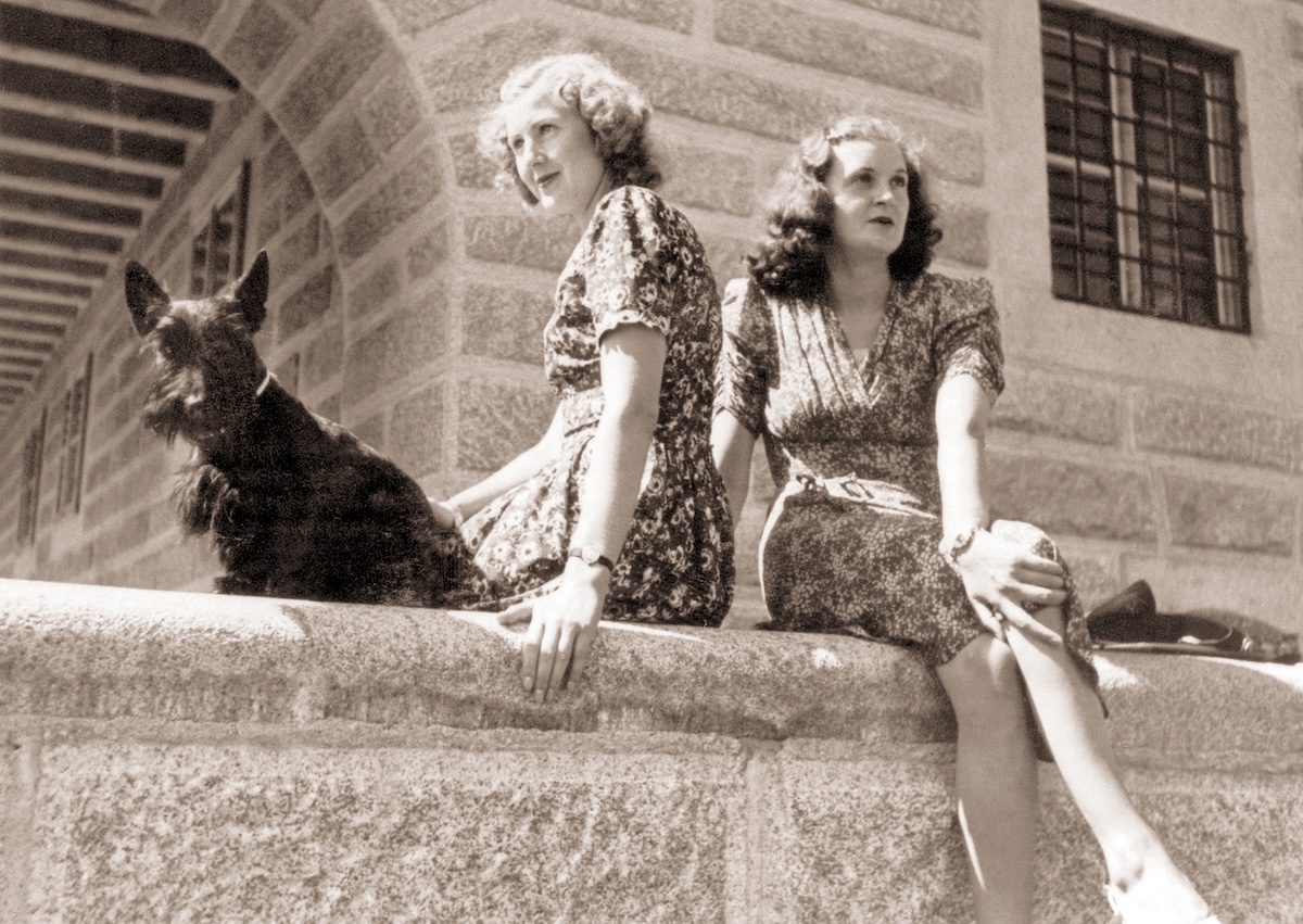 Eva Braun, a sinistra, e sua sorella minore Margarete “Gretl” Braun, sedute vicino al loro terrier scozzese, alla Kehlsteinhaus