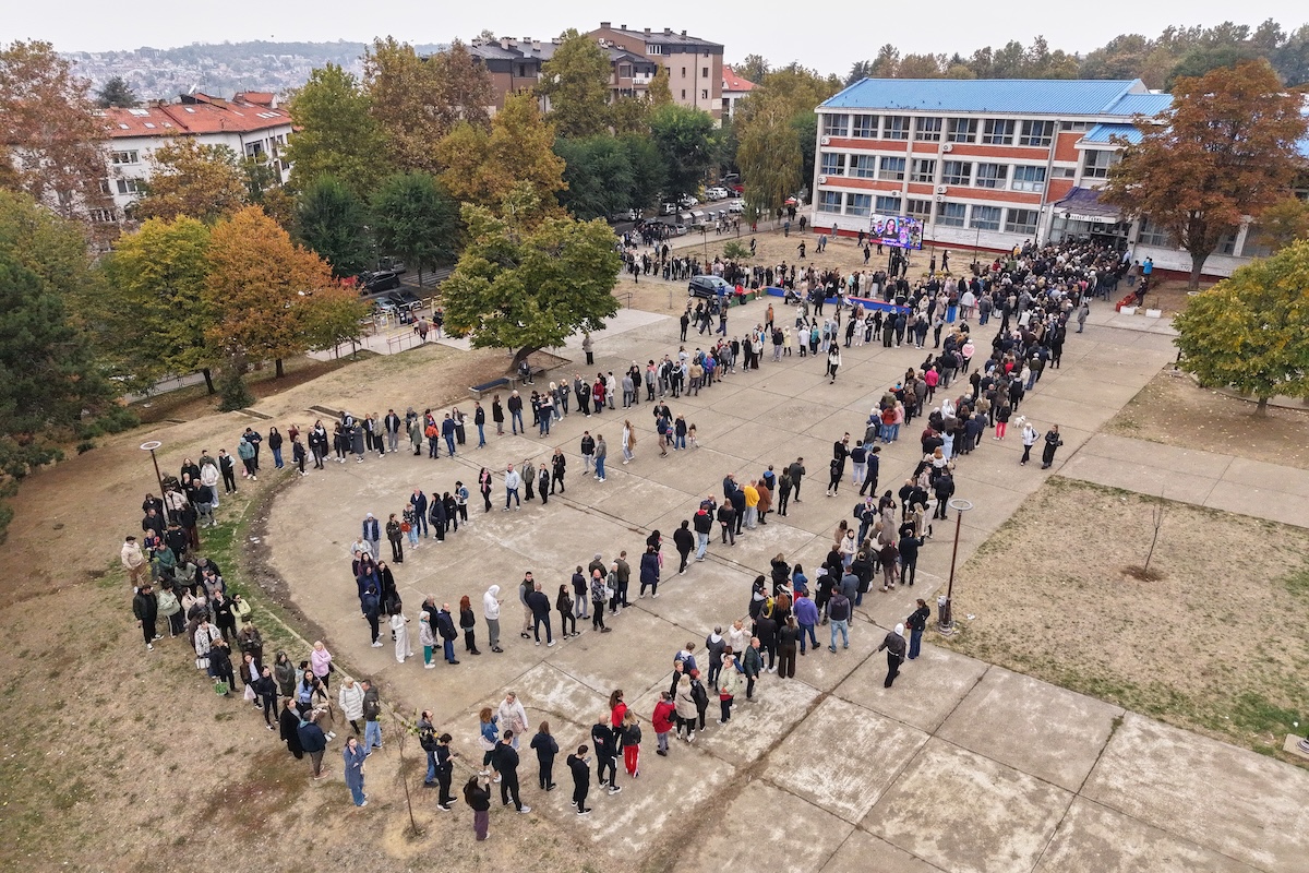 Persone in attesa di votare fuori da un seggio a Belgrado, il 25 ottobre (AP/Armin Durgut)