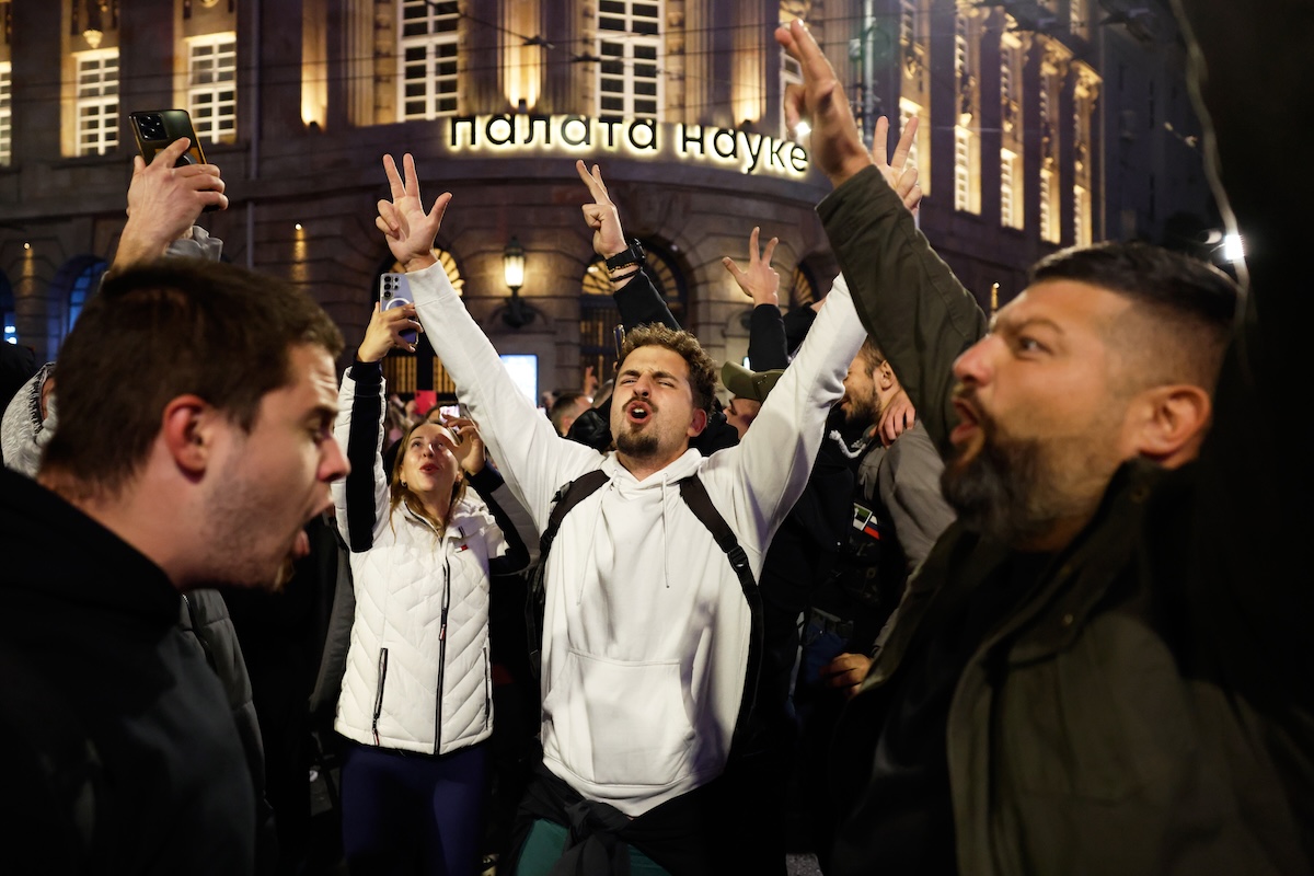 Alcune persone festeggiano a Belgrado dopo l'annuncio con cui Vučić ha ammesso la sconfitta (AP/Marko Drobnjakovic)