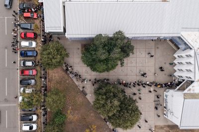 Persone in fila all’esterno di un seggio elettorale