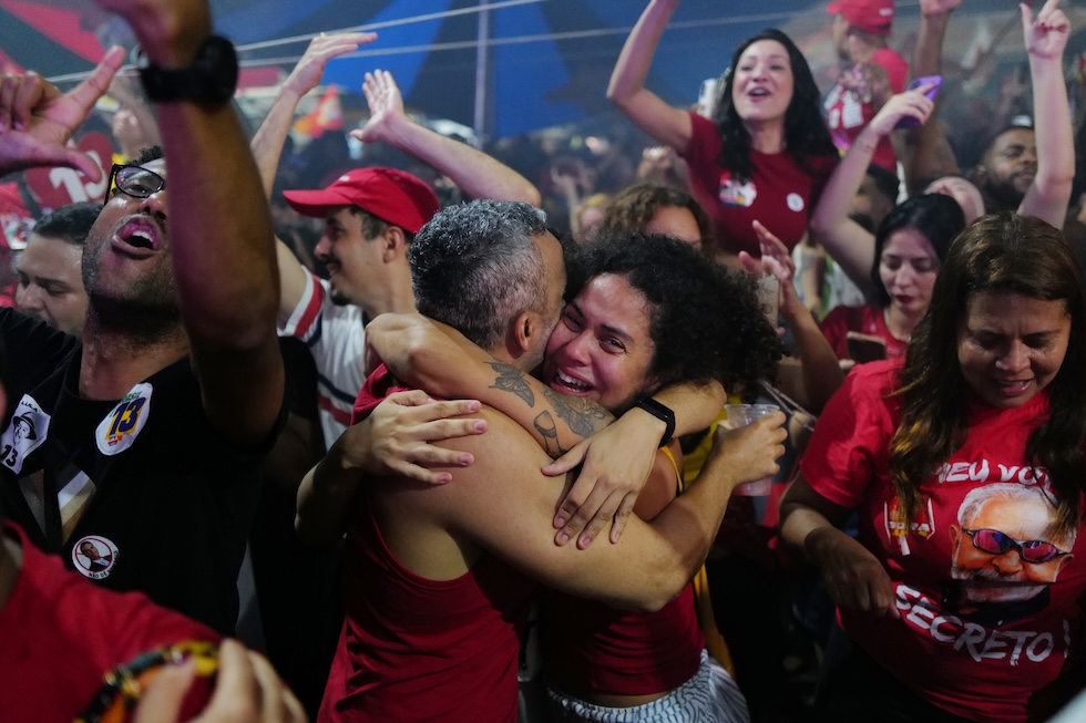 I sostenitori del presidente Luiz Inácio Lula da Silva festeggiano la sua vittoria al ballottaggio delle elezioni presidenziali (AP Photo/Lucas Landau)
