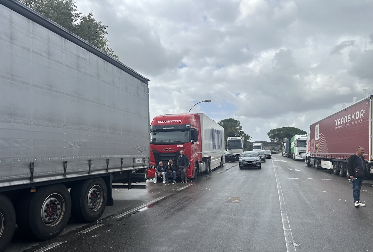 Camion fermi sulla strada per l'interporto di Maddaloni, 22 ottobre 2026 (Angelo Mastrandrea/Il Post) 