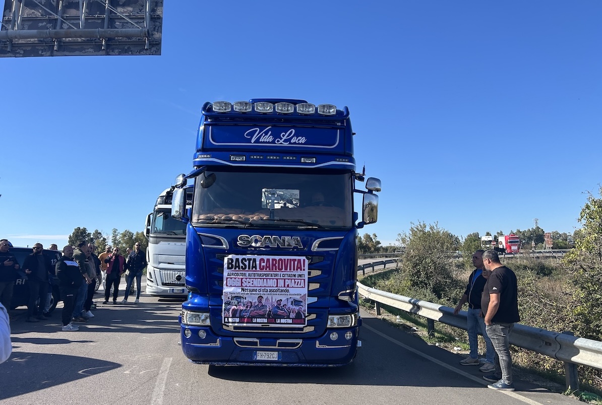 La protesta dei camionisti a Poggio Imperiale, in provincia di Foggia, 18 ottobre 2026 (Angelo Mastrandrea/Il Post)