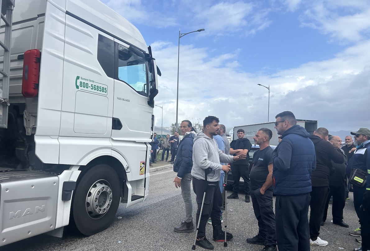 Autotrasportatori discutono fra loro a Maddaloni, in provincia di Caserta, 22 ottobre 2026 (Angelo Mastrandrea/Il Post)