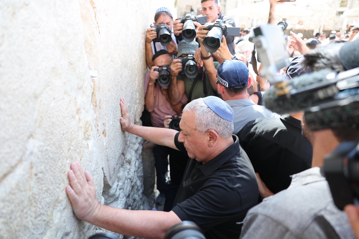 Gadi Eisenkot visita il Muro del Pianto, luogo sacro per gli ebrei, il 22 ottobre a Gerusalemme 
