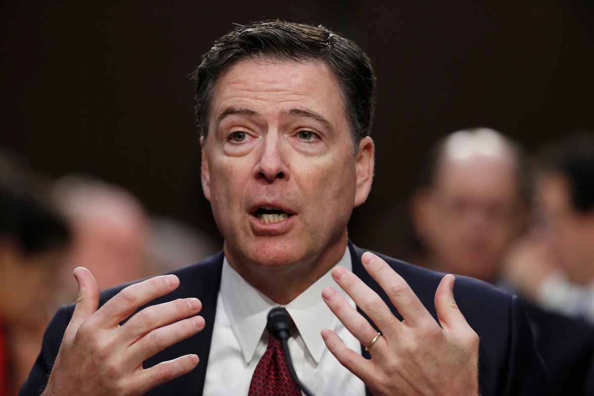 L’ex direttore dell’FBI James Comey è stato incriminato per la terza volta: è accusato di aver rivelato informazioni confidenziali