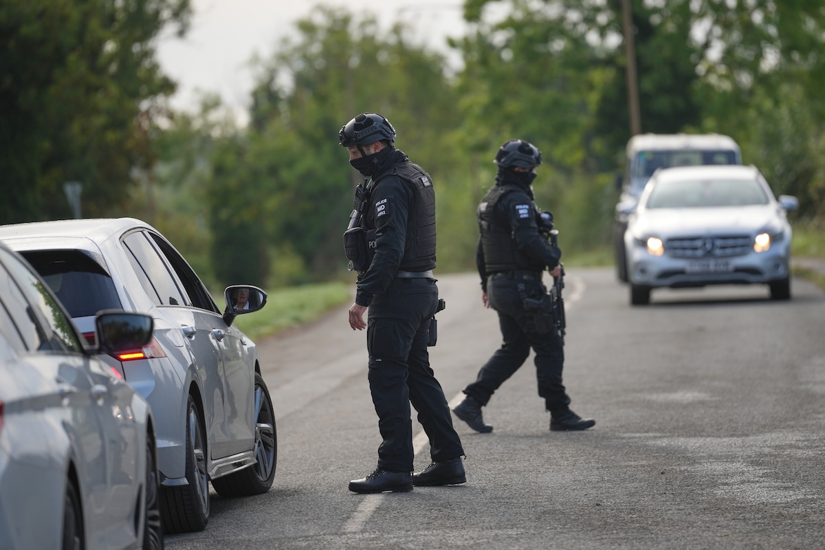 Due cittadini britannici sono stati incriminati per il presunto piano per attaccare la base inglese RAF Fairford a fine settembre